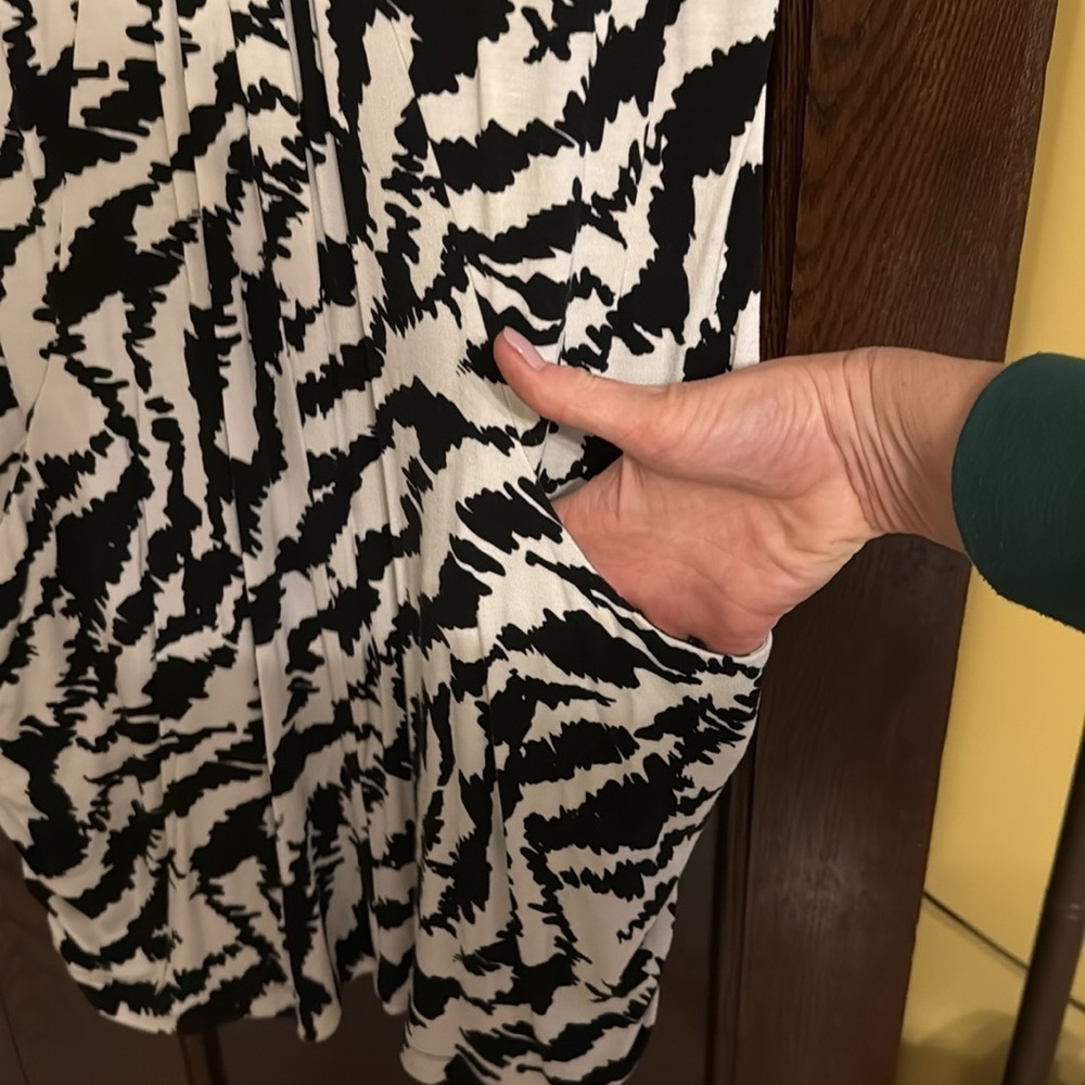 INC International Concepts Black and White Zebra 🦓 Ruched Short Sleeve Tunic Top - Picture 4 of 10